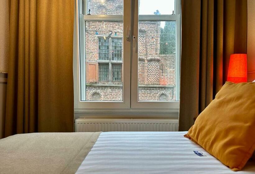 غرفة كومفورت, Long John S Pub &