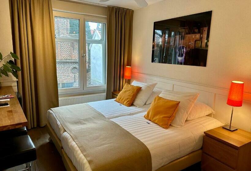 غرفة كومفورت, Long John S Pub &