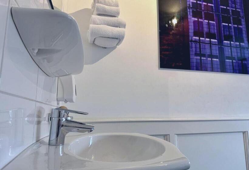 غرفة إقتصادية حمام مشترك, Long John S Pub &