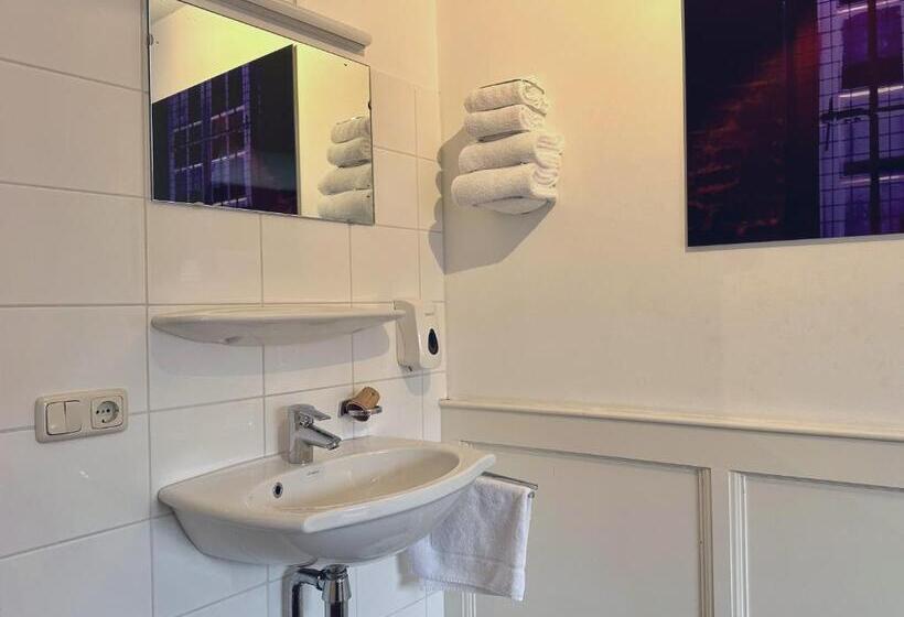 غرفة إقتصادية حمام مشترك, Long John S Pub &