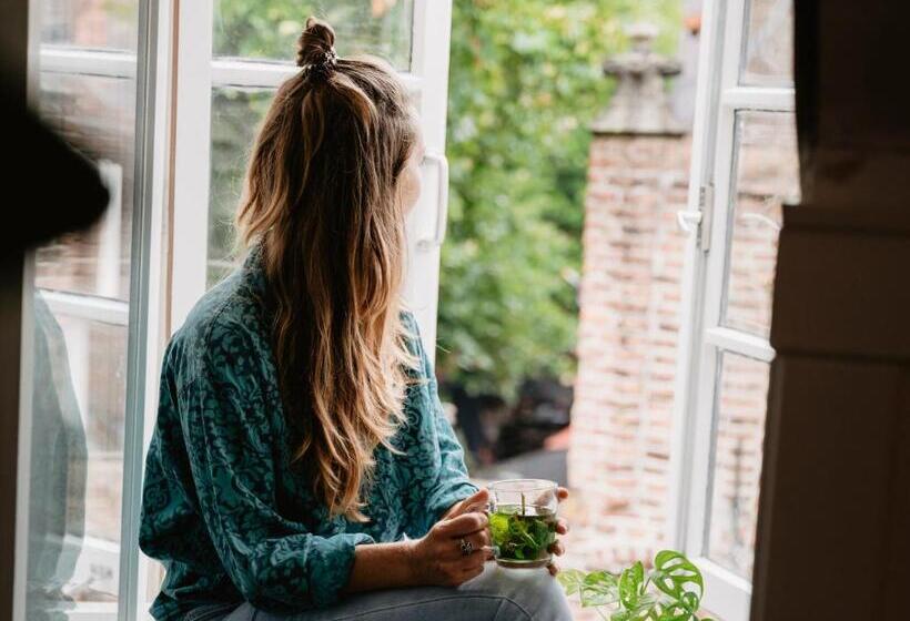 جناح, Long John S Pub &