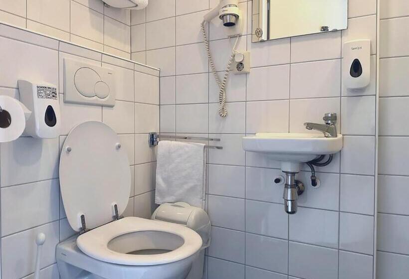 جناح, Long John S Pub &