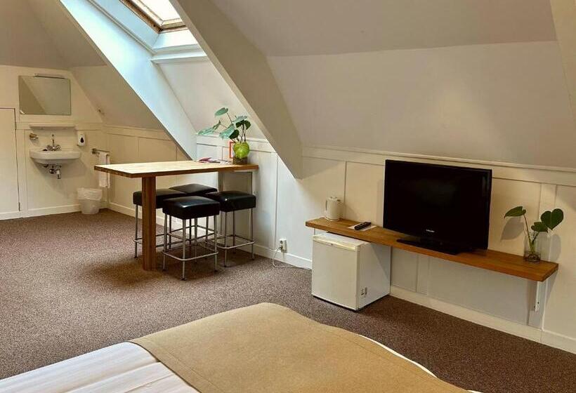 جناح, Long John S Pub &