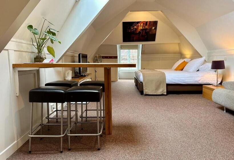 جناح, Long John S Pub &