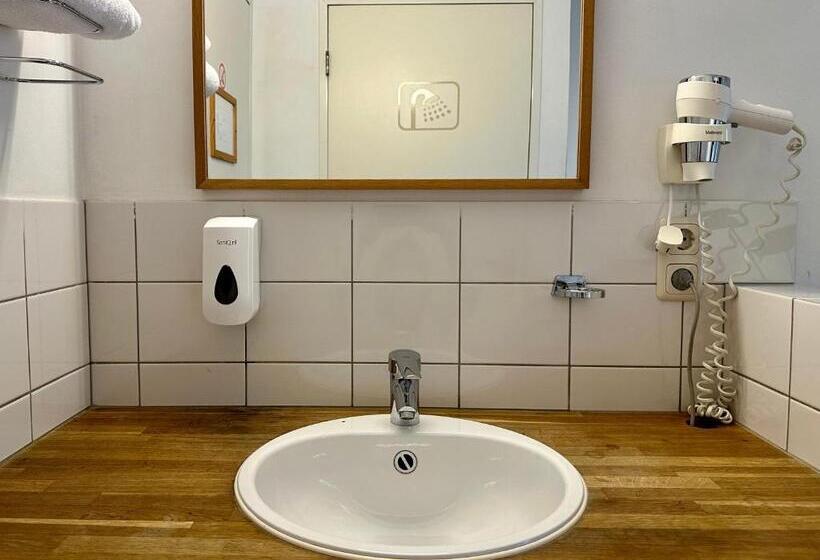 غرفة إقتصادية فردية, Long John S Pub &