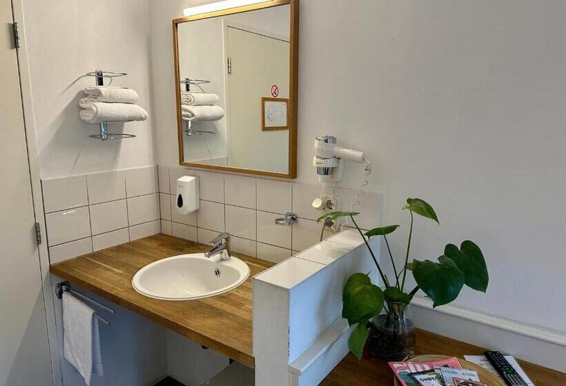 غرفة إقتصادية فردية, Long John S Pub &