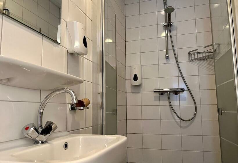 غرفة كومفورت, Long John S Pub &