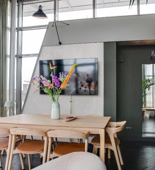 جناح سوبيريور, The Duke Boutique