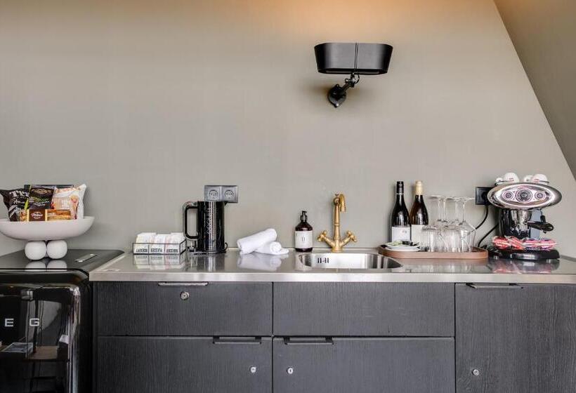 جناح سوبيريور, The Duke Boutique