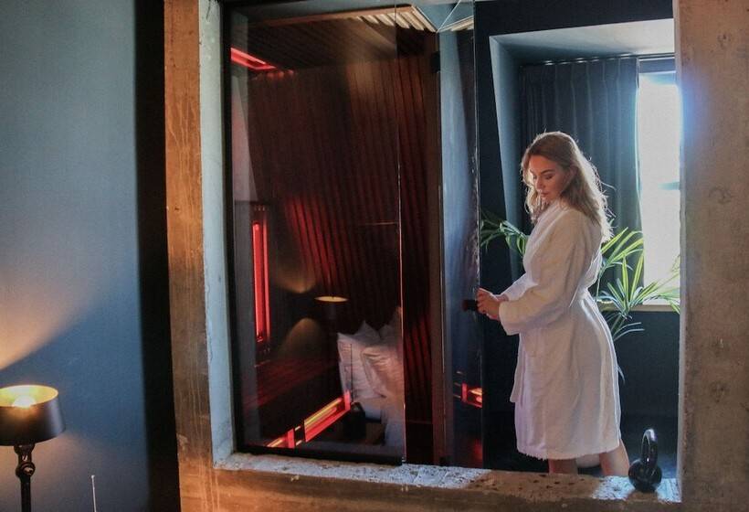 جناح, The Duke Boutique