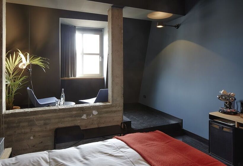 جناح, The Duke Boutique