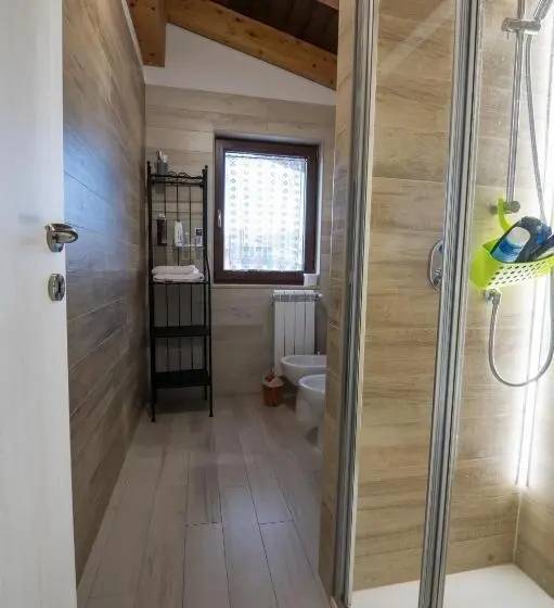 اتاق لوکس, Roberta House