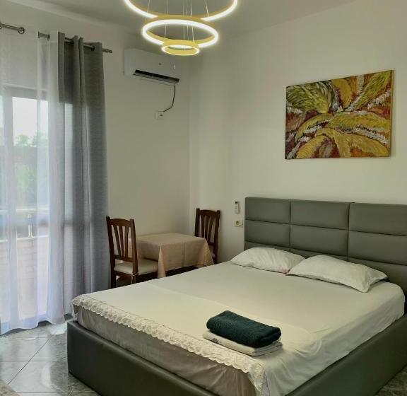 חדר סטנדרט לשלושה, Serenade Beach