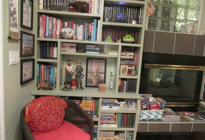 חדר דחוקס עם מיטת קינג, Along River Ridge