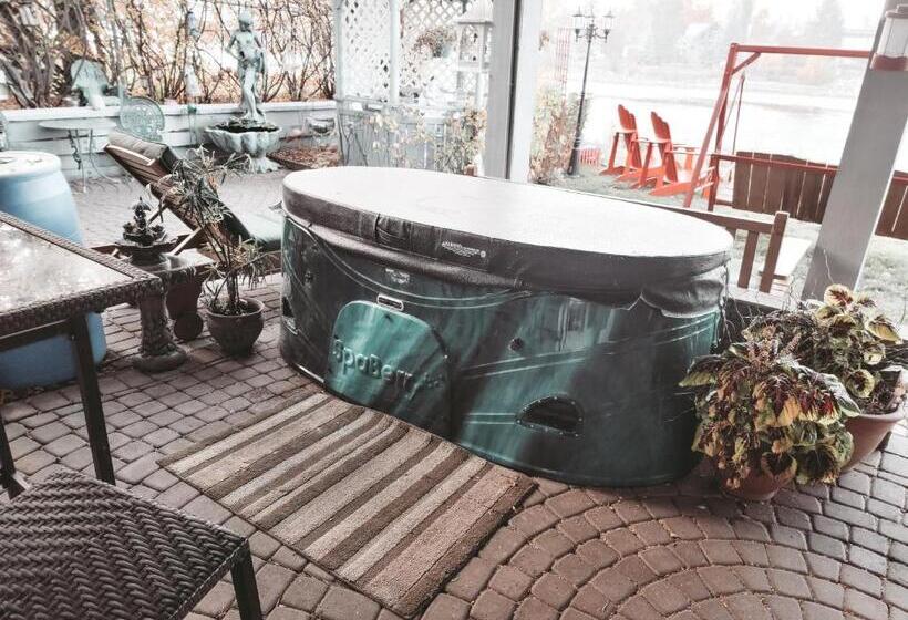 חדר סטנדרט, Along River Ridge