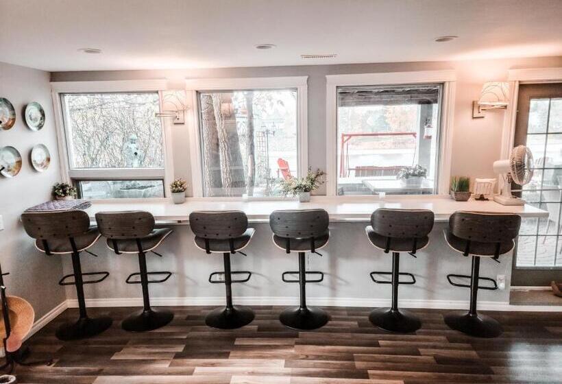 חדר סטנדרט, Along River Ridge