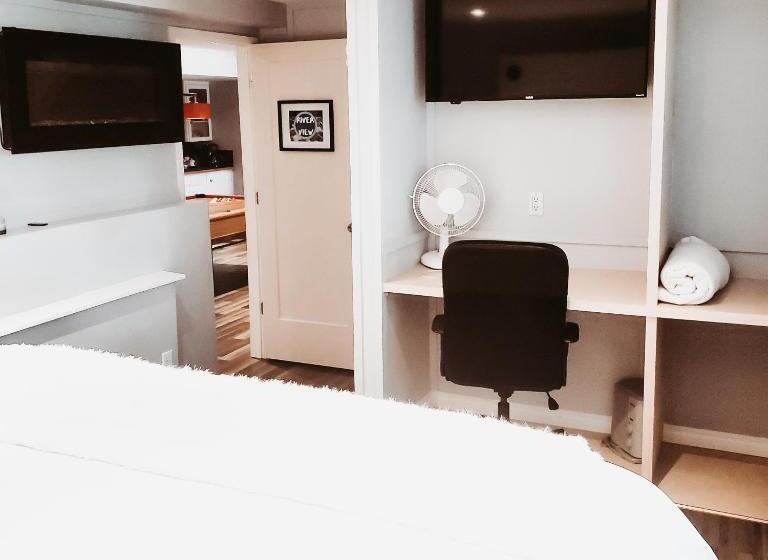 סוויטת 3 חדרי שינה, Along River Ridge