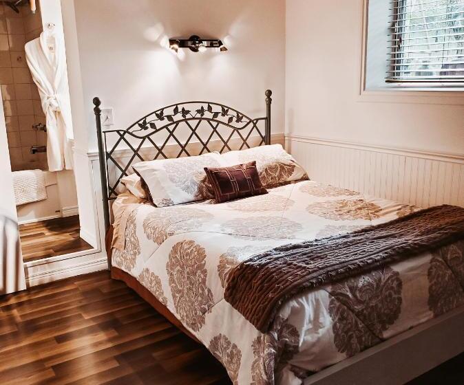 סוויטת 3 חדרי שינה, Along River Ridge