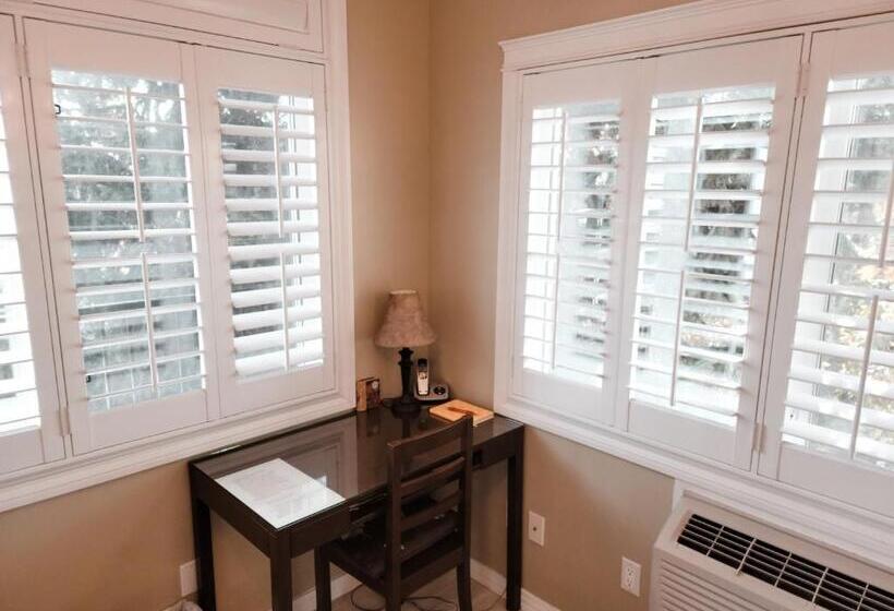 סוויטת 2 חדרי שינה, Along River Ridge