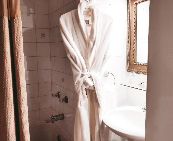 סוויטת 3 חדרי שינה, Along River Ridge