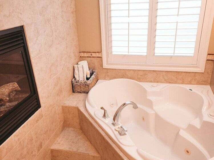 חדר דלוקס, Along River Ridge