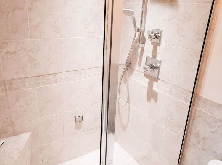 חדר דלוקס, Along River Ridge