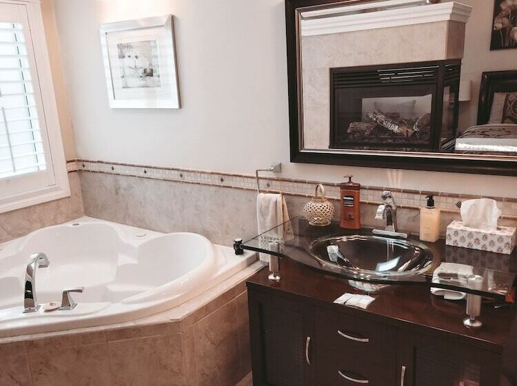 חדר דלוקס, Along River Ridge