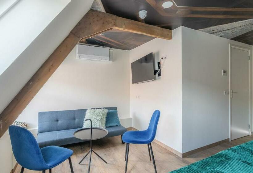 デラックスルーム, Café Restaurant T Raedhûs