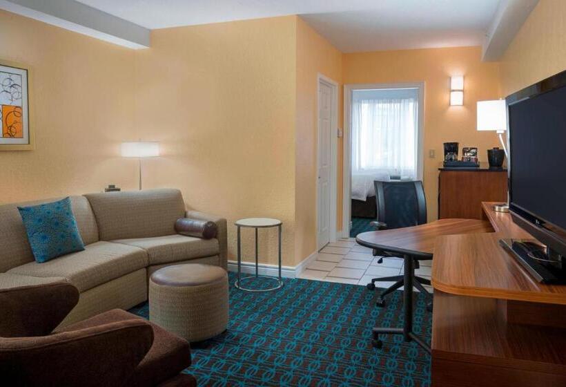 מיטת קינג בסוויטה, Fairfield Inn & Suites By Marriott Ottawa Kanata
