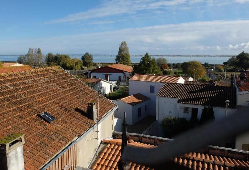 غرفة قياسية رباعية مزودة بشُرفة, Les Pins