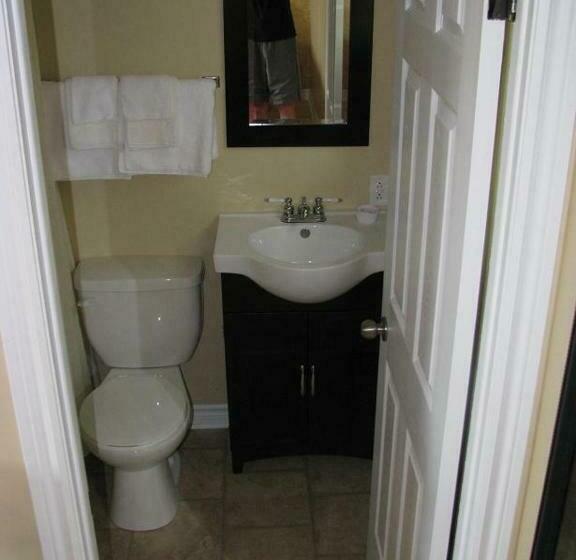 Номер Стандарт, Macneil's Motel