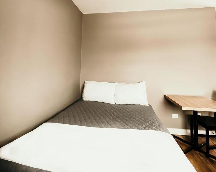 Номер Стандарт, Hinton Highway Inn