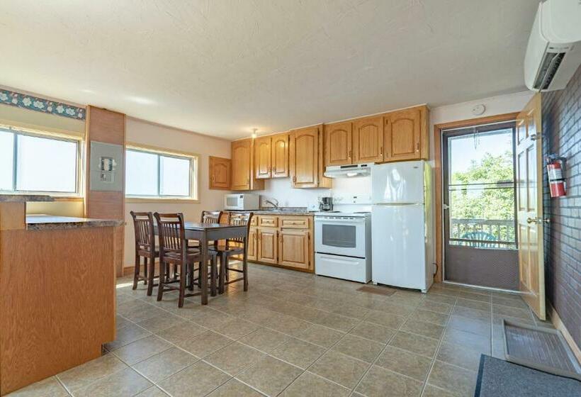 سوییت خانوادگی, Novastar Motel On The Lake