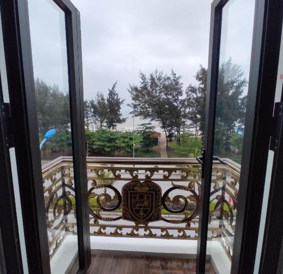 Четырехместный Номер Стандарт с Балконом, Khách Sạn Louis Hotel Sầm Sơn