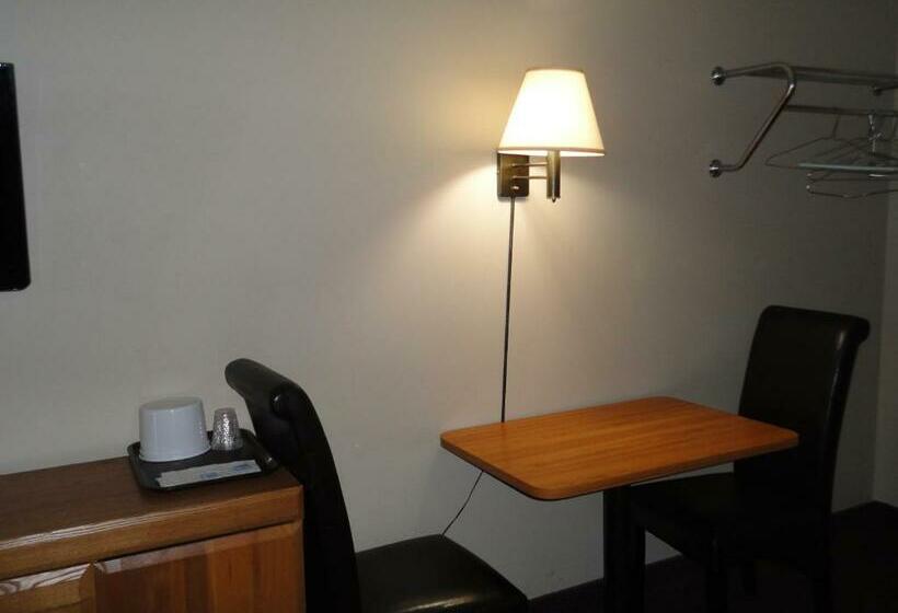 غرفه قياسيه سريرين مزدوجين, St. Norbert