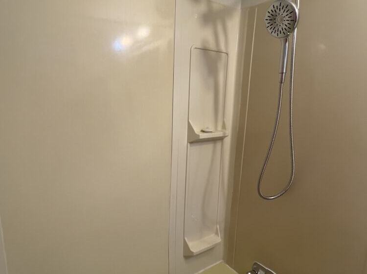 豪华房间, Monashee Motel