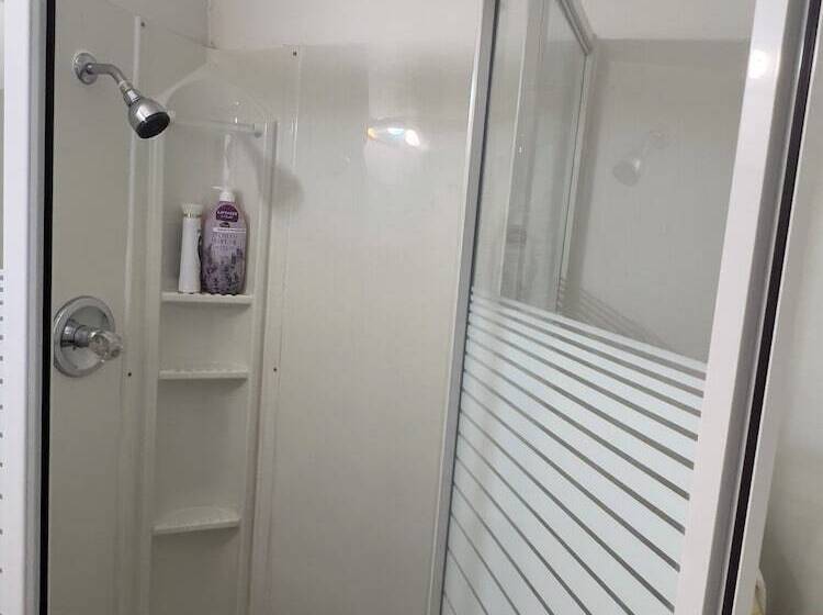 豪华房间, Monashee Motel