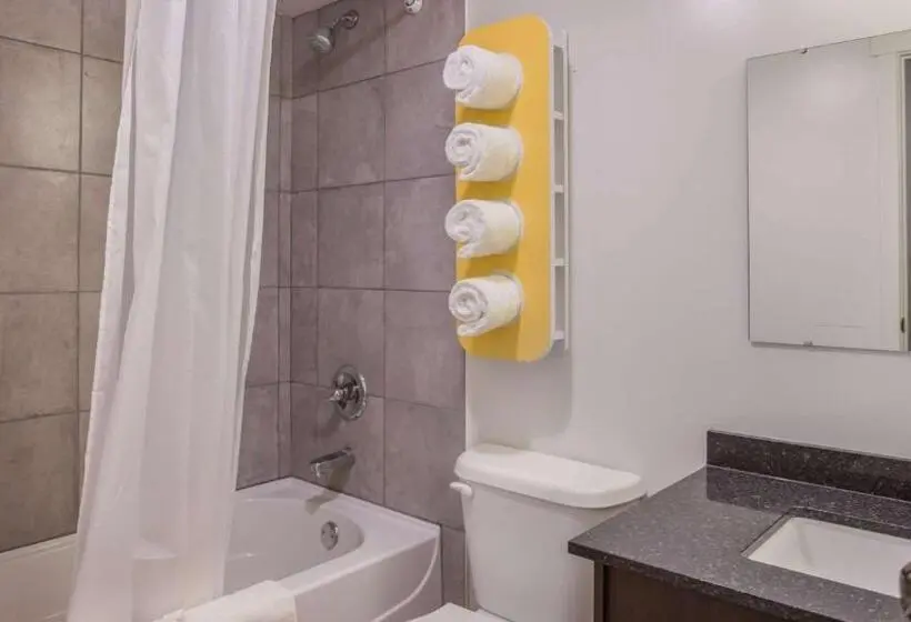 クイーンベッドのデラックスルーム, Motel Bo Camrose, Ab