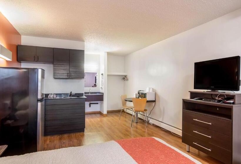 クイーンベッドのデラックスルーム, Motel Bo Camrose, Ab