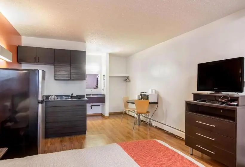 クイーンベッドのデラックスルーム, Motel Bo Camrose, Ab