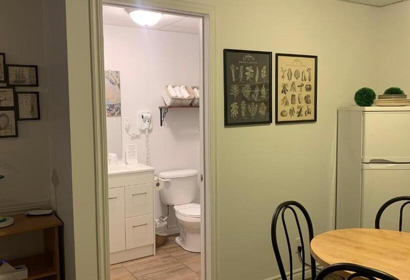 חדר משפחתי, Motel Des Cascades