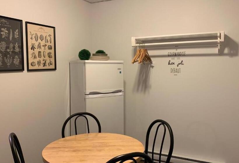 חדר משפחתי, Motel Des Cascades