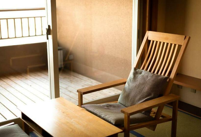 غرفة قياسية مطلّة علي البحر, Migiwaya