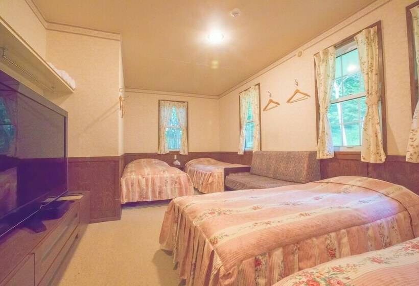 Семейный Номер, Annie Hills