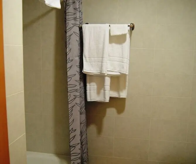 Standard Kolmen Hengen Huone, Albanta