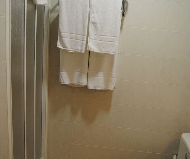 חדר סטנדרט לשלושה, Albanta