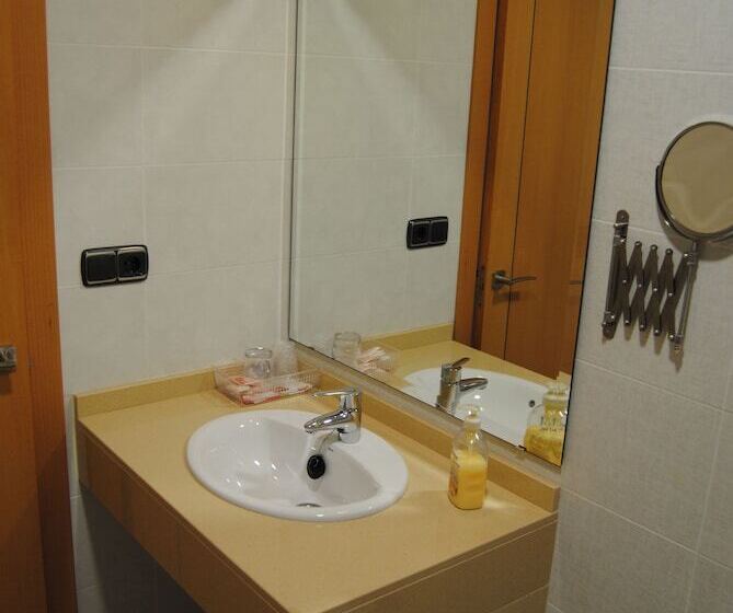 חדר סטנדרט לשלושה, Albanta