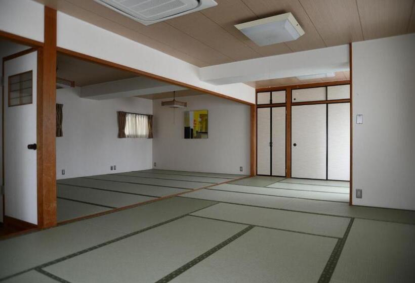 غرفة عائلية, Minatoya