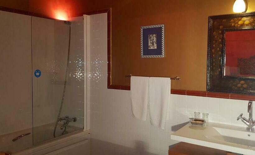 اتاق استاندارد با وان آب گرم, Sara De Ur