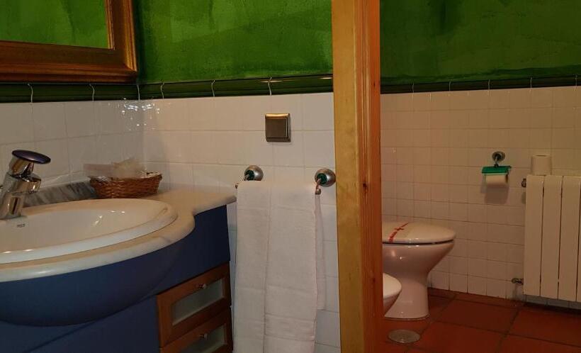 اتاق استاندارد سه نفره, Sara De Ur